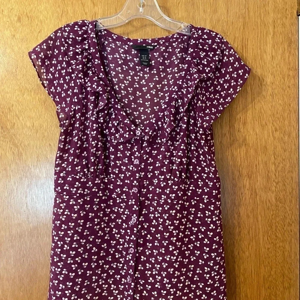 H & M Plum and White Ditsy Print Women’s Cap Sleeve Top Size 10